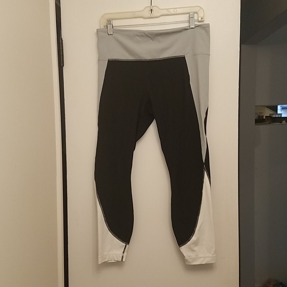 Athleta colorblock salutation 7/8 leggings